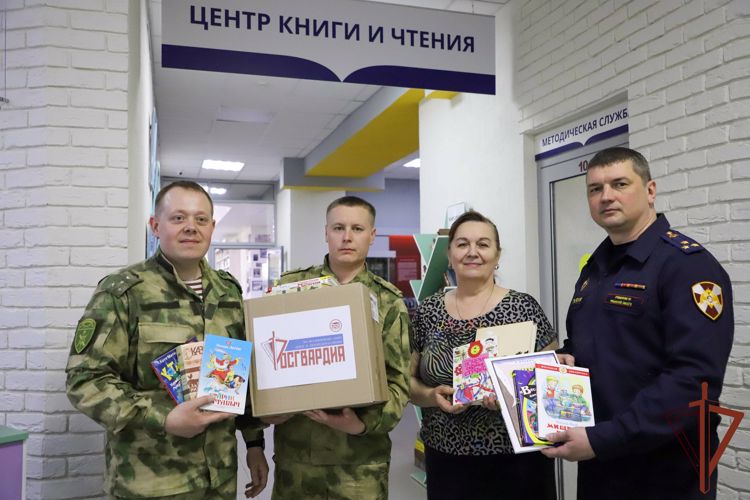 Несколько сотен книг в библиотеки Рязанской области передали сотрудники Росгвардии  
