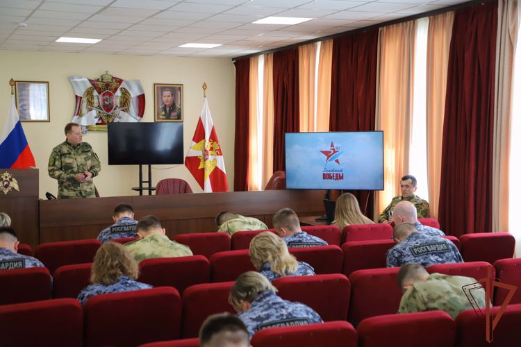 Около 4 тысяч росгвардейцев Центрального округа приняли участие в акции «Диктант Победы»