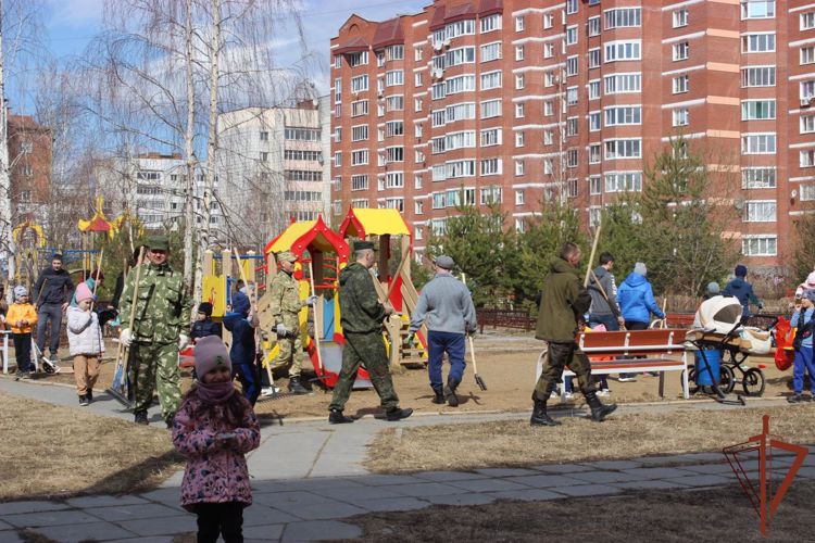 В весенних субботниках приняли участие росгвардейцы вместе с семьями на Урале (видео)