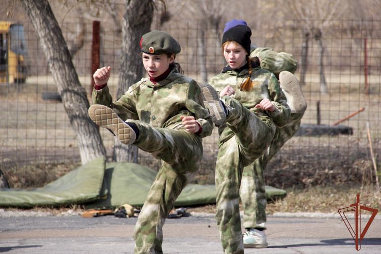 Встречи патриотической направленности продолжаются в Уральском округе Росгвардии