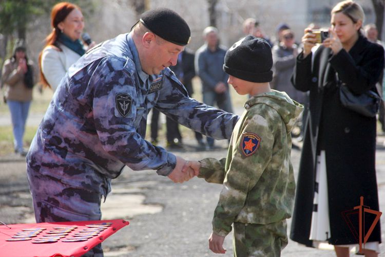 Встречи патриотической направленности продолжаются в Уральском округе Росгвардии