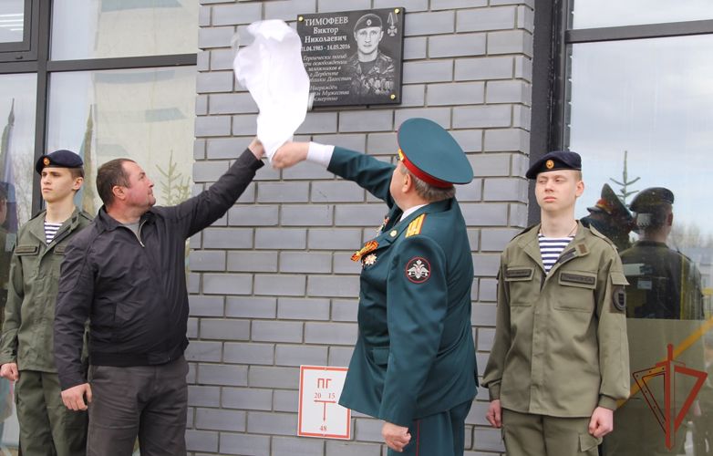 Память офицера СОБР погибшего при исполнении служебного долга увековечена в Тюмени
