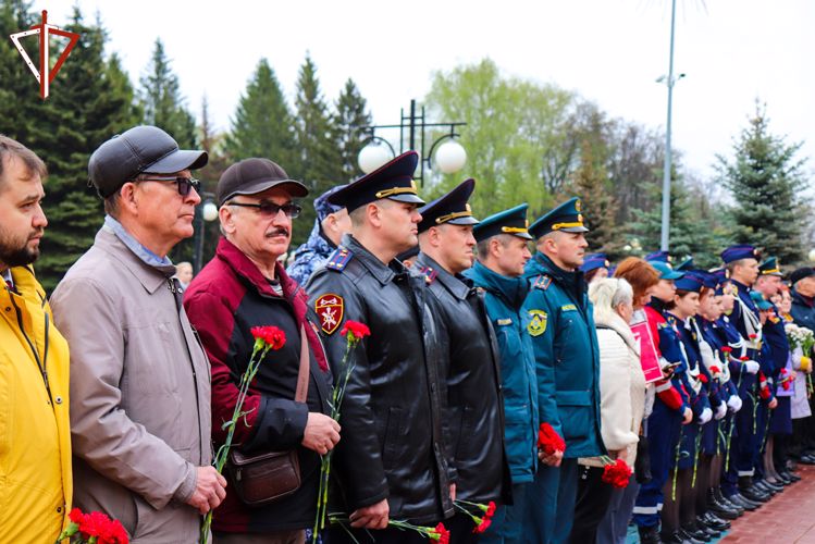 Память жертв радиационных катастроф и аварий почтили росгвардейцы в Приволжье (видео)