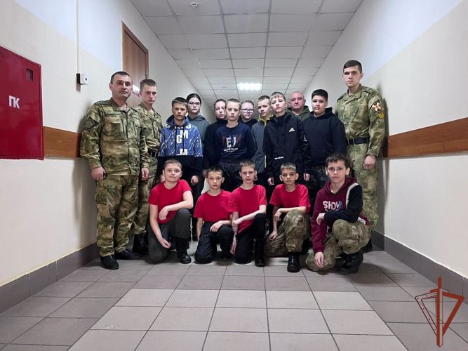 Новосибирский военный институт провел «Курс юного росгвардейца» для нижнетагильских кадет