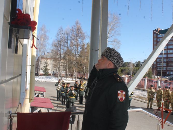 Мемориальную доску погибшему в ходе СВО военнослужащему Росгвардии открыли в Томской области