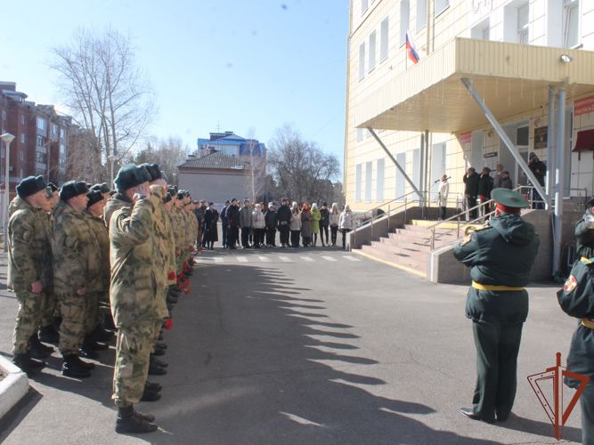 Мемориальную доску погибшему в ходе СВО военнослужащему Росгвардии открыли в Томской области
