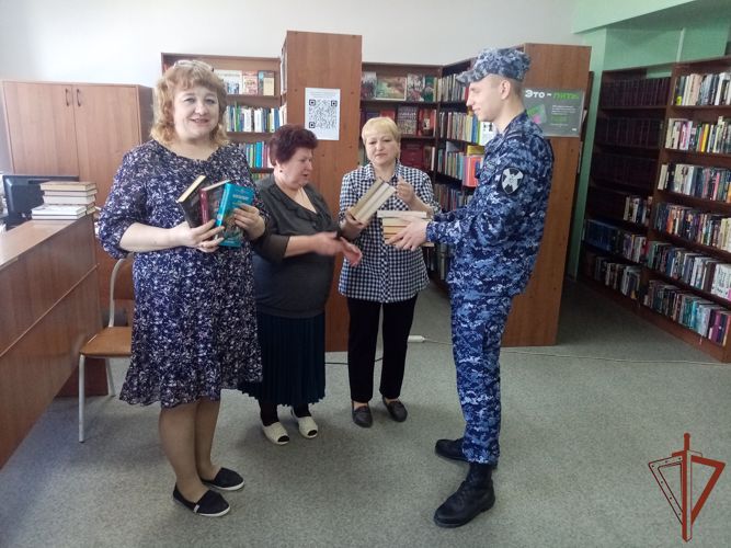Несколько сотен книг в библиотеки Рязанской области передали сотрудники Росгвардии
