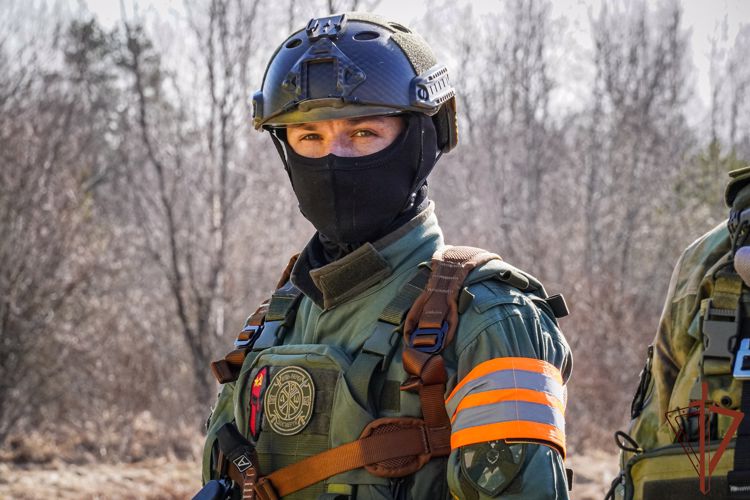 Спецназ Северо-Западного округа Росгвардии отработал беспарашютное десантирование (видео)