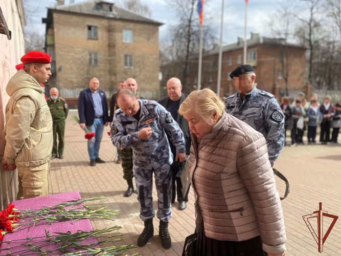 В подмосковной школе открыли парту Героя в память о погибшем сотруднике  ОМОН 