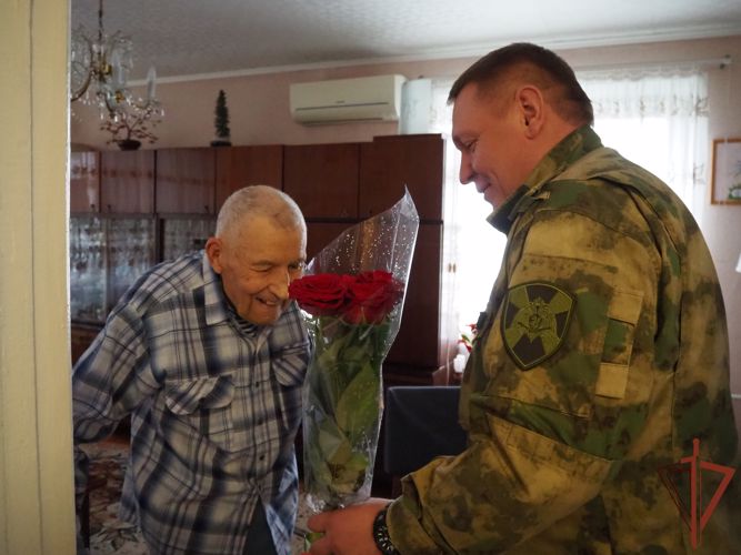 Росгвардейцы поздравили ветерана Великой Отечественной войны с 99-летием