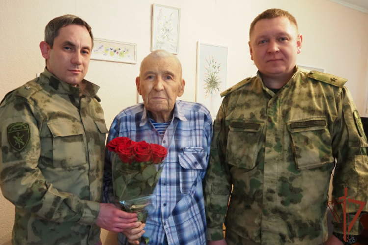 Росгвардейцы поздравили ветерана Великой Отечественной войны с 99-летием