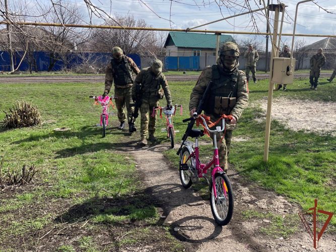 Росгвардейцы – участники спецоперации подарили велосипеды детям погибшего сотрудника Народной милиции ЛНР 