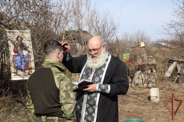 В преддверии Пасхи к росгвардейцам в регион проведения СВО привезли уникальную хоругвь из Соловецкого монастыря (видео)