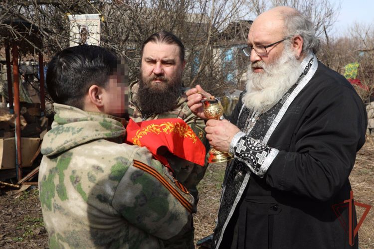В преддверии Пасхи к росгвардейцам в регион проведения СВО привезли уникальную хоругвь из Соловецкого монастыря (видео)