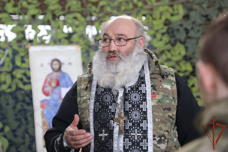 В преддверии Пасхи к росгвардейцам в регион проведения СВО привезли уникальную хоругвь из Соловецкого монастыря (видео)