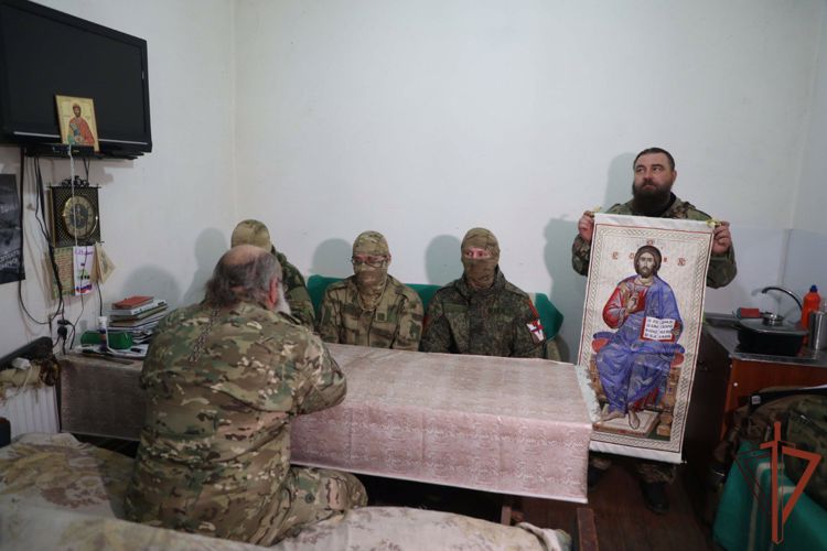 В преддверии Пасхи к росгвардейцам в регион проведения СВО привезли уникальную хоругвь из Соловецкого монастыря (видео)