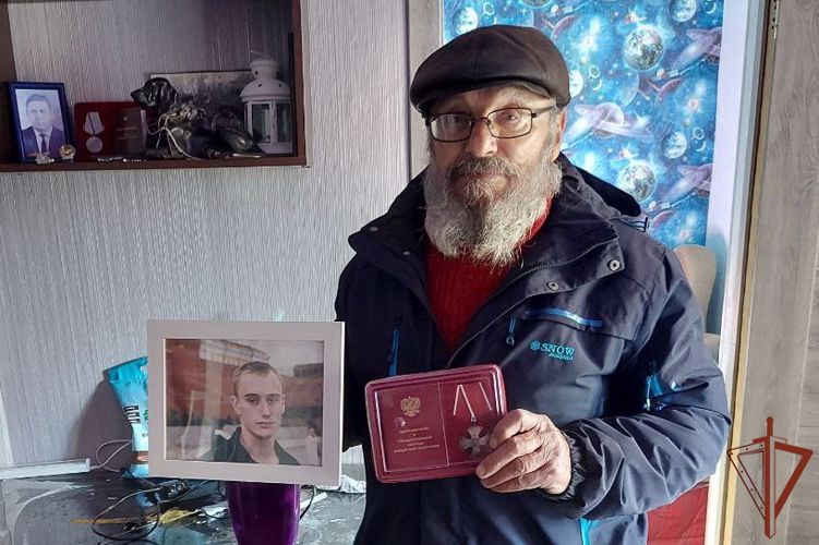 Спецназовцы Росгвардии отыскали в районе СВО отца героически погибшего более 10 лет назад на Северном Кавказе сослуживца (видео)