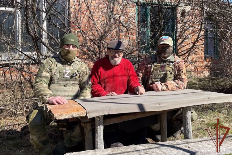 Спецназовцы Росгвардии отыскали в районе СВО отца героически погибшего более 10 лет назад на Северном Кавказе сослуживца (видео)