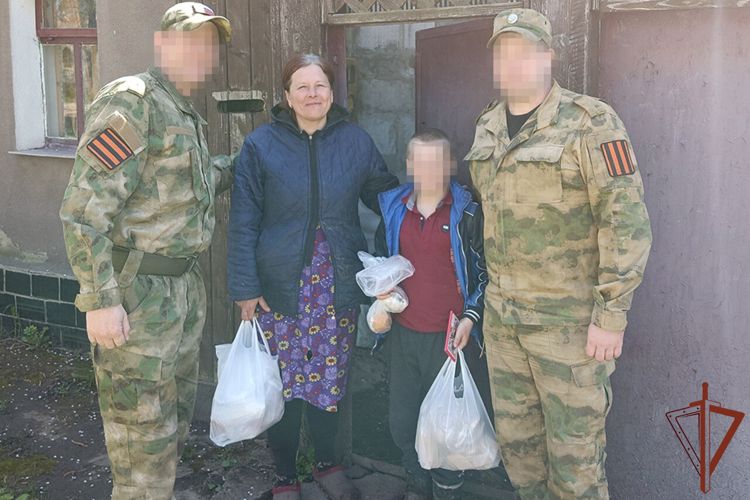 На пасхальной неделе росгвардейцы проводят гуманитарные акции для жителей ЛНР 