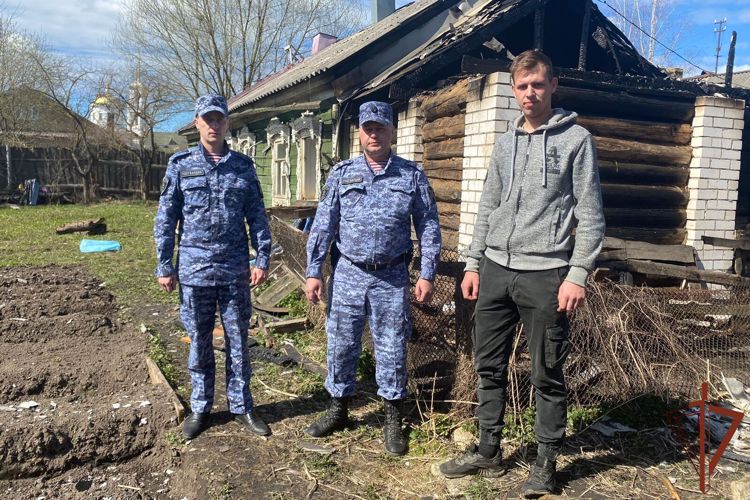 Росгвардейцы спасли ребенка из огня в Тверской области (видео)
