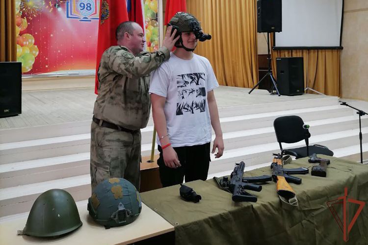 Профориентационные и патриотические мероприятия провели росгвардейцы со школьниками в Сибири
