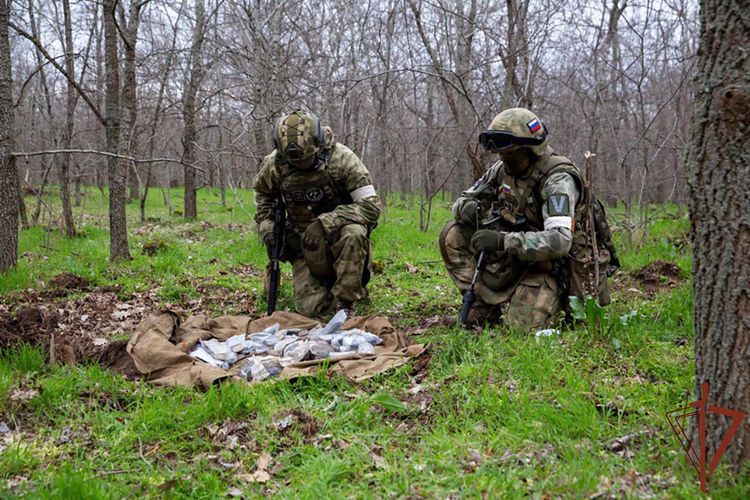 Более 35 килограммов взрывчатки обнаружил спецназ Росгвардии в  замаскированном схроне на территории Запорожской области (видео)