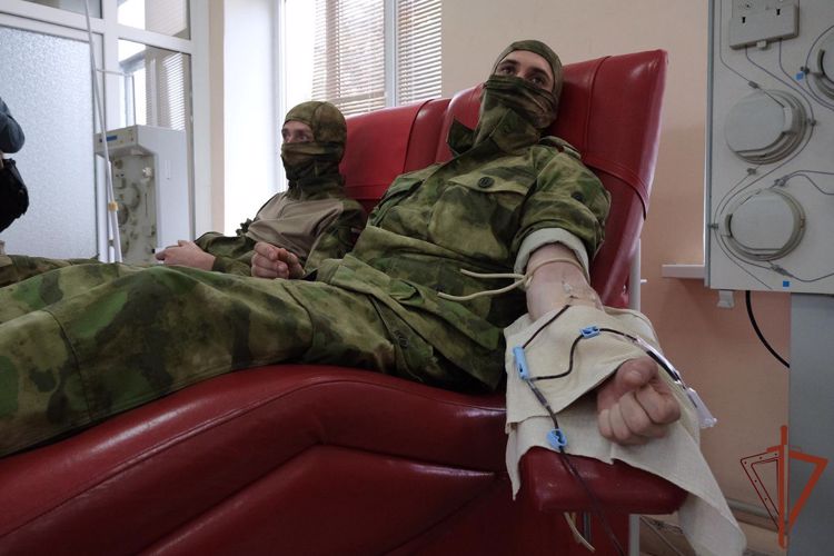 Выполняющие задачи СВО росгвардейцы в День донора сдали кровь для жителей ЛНР (видео)