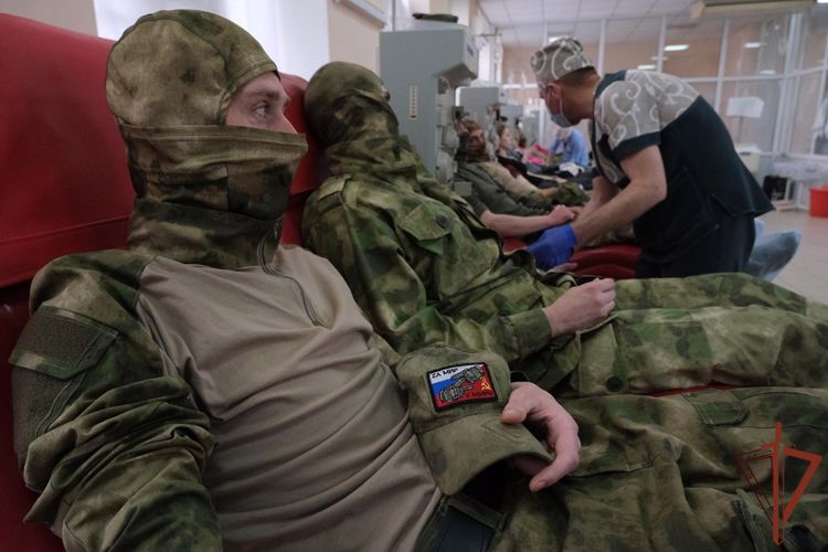 Выполняющие задачи СВО росгвардейцы в День донора сдали кровь для жителей ЛНР (видео)