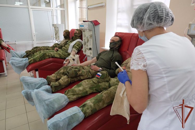 Выполняющие задачи СВО росгвардейцы в День донора сдали кровь для жителей ЛНР (видео)