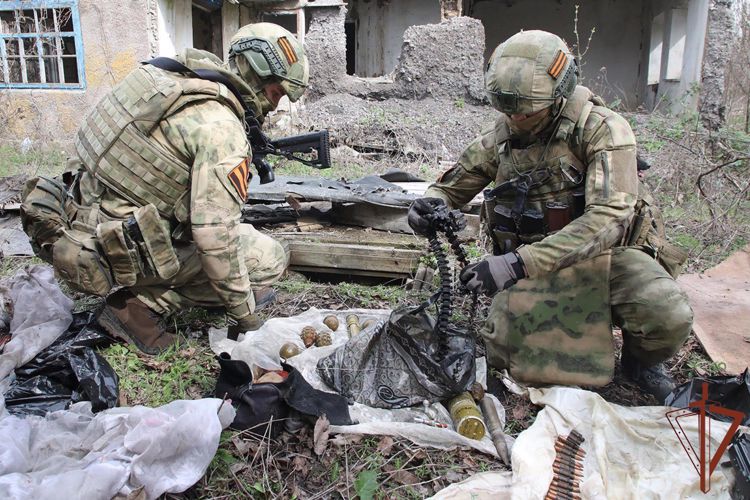 Схроны с оружием и боеприпасами обнаружил спецназ Росгвардии в ДНР 