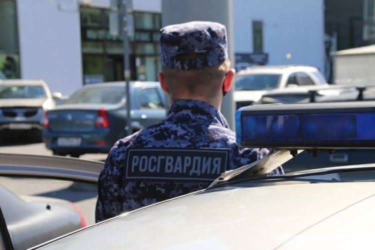 Росгвардеец оказал доврачебную помощь потерявшему сознание на улице мужчине в Бурятии