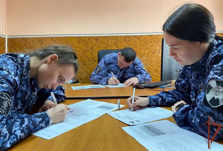 На Дальнем Востоке росгвардейцы написали «Диктант Победы»