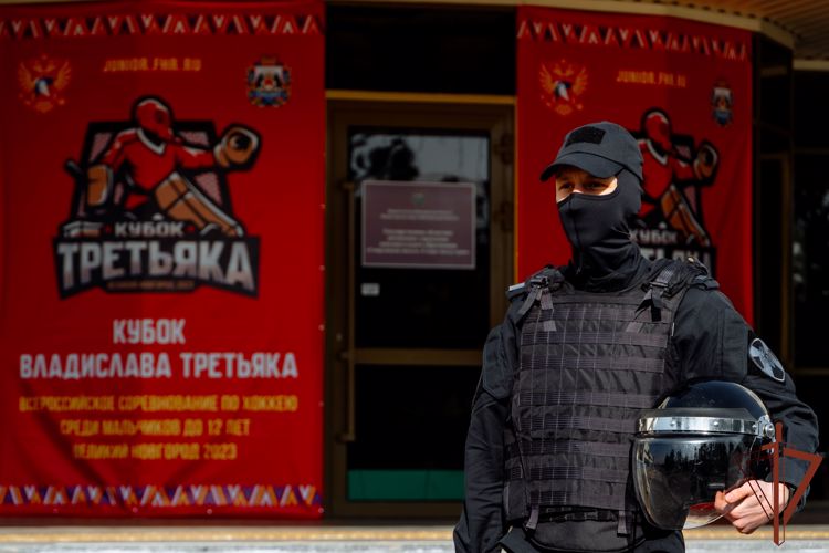 Безопасность хоккейных матчей  на кубок Владислава Третьяка обеспечили росгвардейцы в Великом Новгороде