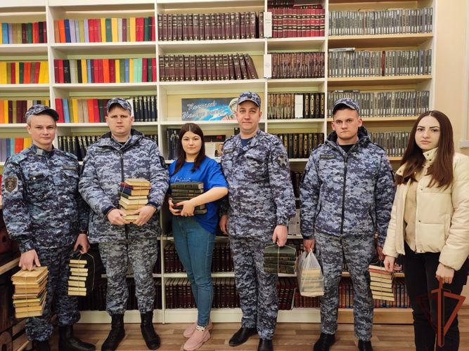 Несколько сотен книг в библиотеки Рязанской области передали сотрудники Росгвардии  