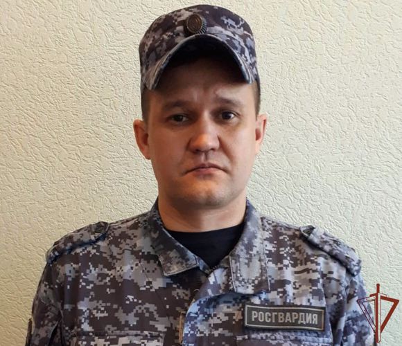 Росгвардеец помог потушить горящий автомобиль в Уфе