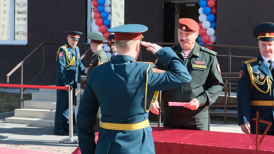 Военнослужащие Росгвардии получили ключи от новых квартир в Челябинской области