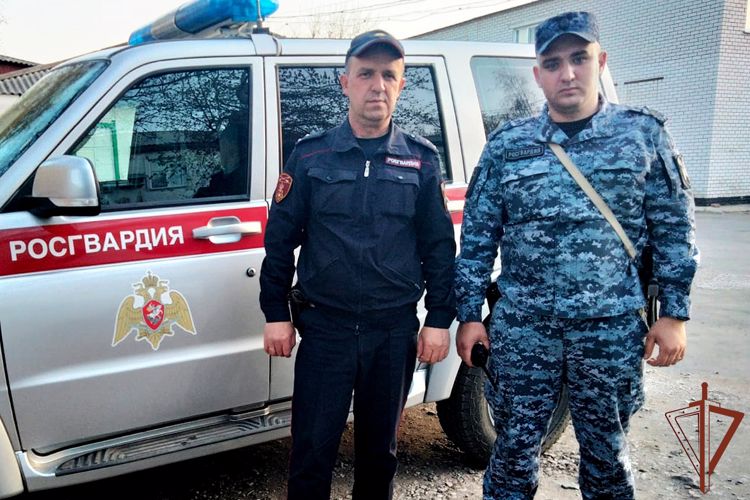 Росгвардейцы эвакуировали людей из горящего торгового центра в Алтайском крае 