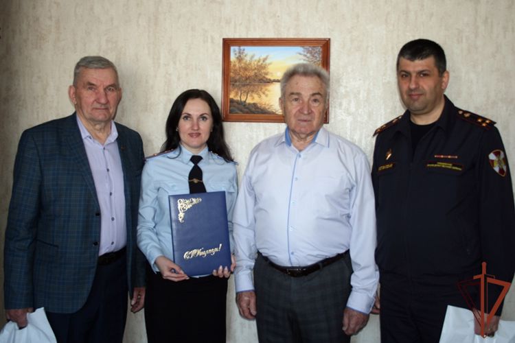 Росгвардия поздравила ветерана вневедомственной охраны с 80-летним юбилеем