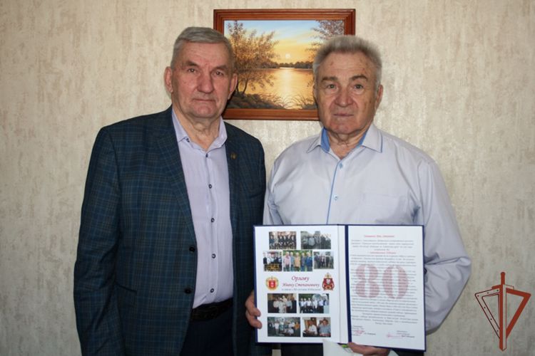 Росгвардия поздравила ветерана вневедомственной охраны с 80-летним юбилеем