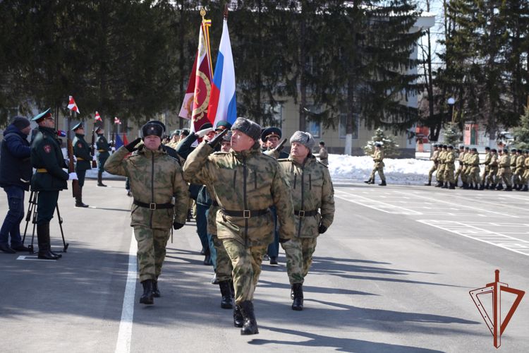 Командующий Сибирским округом Росгвардии представил личному составу северского соединения нового командира