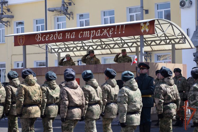 Командующий Сибирским округом Росгвардии представил личному составу северского соединения нового командира