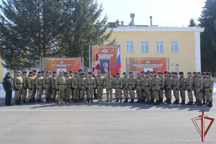 Командующий Сибирским округом Росгвардии представил личному составу северского соединения нового командира