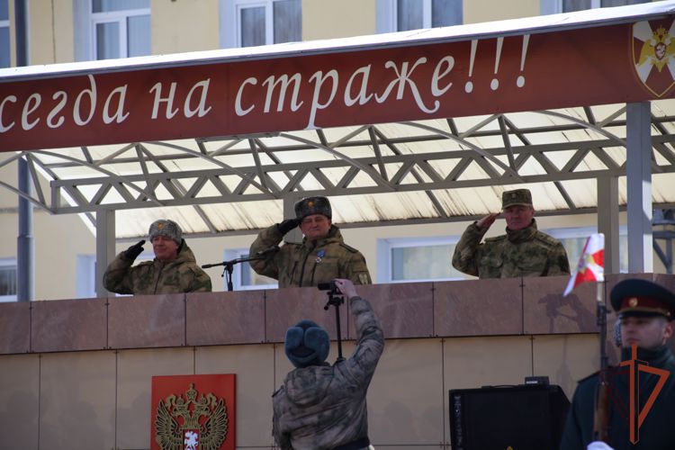 Командующий Сибирским округом Росгвардии представил личному составу северского соединения нового командира