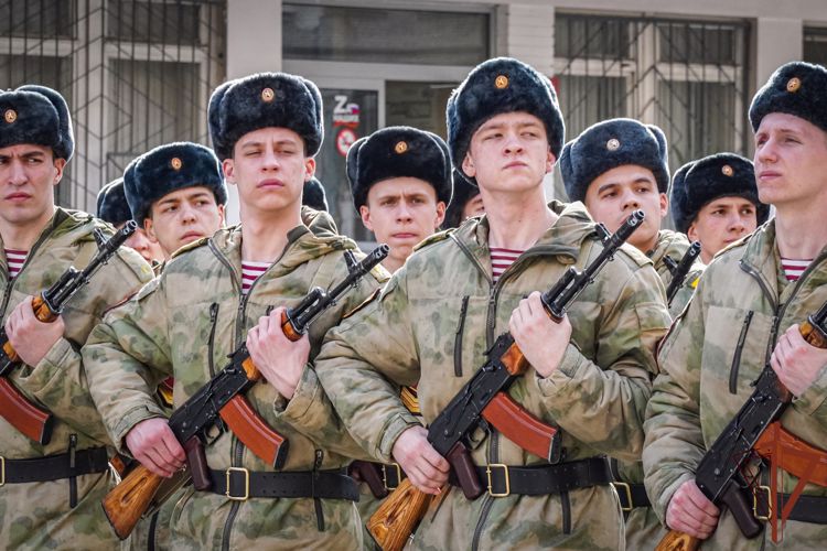 Курсанты Санкт-Петербургского военного института Росгвардии приступили к тренировкам Парада Победы (видео)