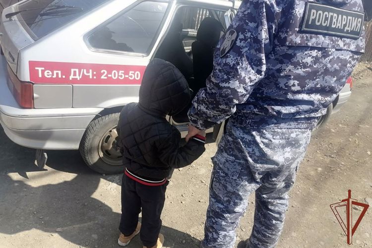 Потерявшемуся ребенку помогли вернуться к родителям росгвардейцы в Туве