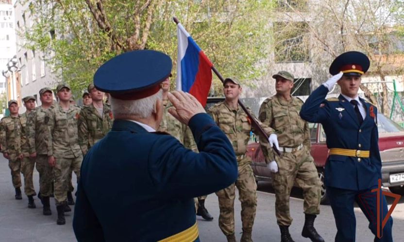Ветеранов Великой Отечественной войны на Урале росгвардейцы поздравили персональными парадами (видео)