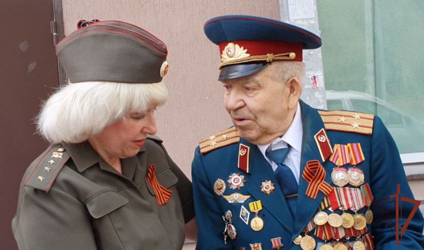Ветеранов Великой Отечественной войны на Урале росгвардейцы поздравили персональными парадами (видео)