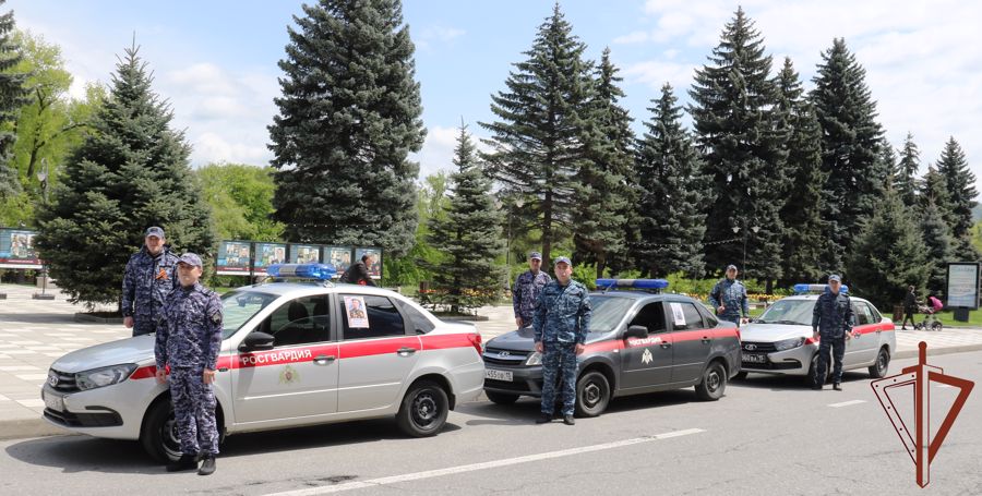 Акцию «Бессмертный автополк» поддержали росгвардейцы в Северной Осетии