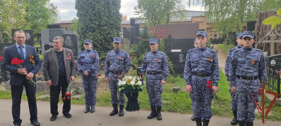 Память Героя СССР С.Х. Зайцева в день его рождения почтили росгвардейцы на Троекуровском кладбище Москвы 