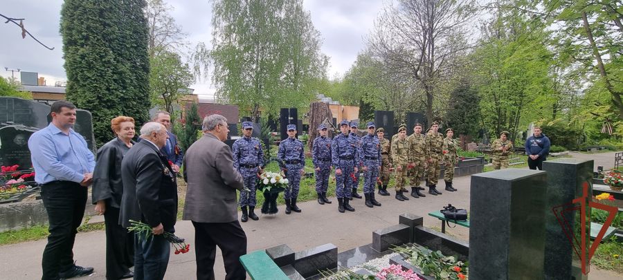 Память Героя СССР С.Х. Зайцева в день его рождения почтили росгвардейцы на Троекуровском кладбище Москвы 